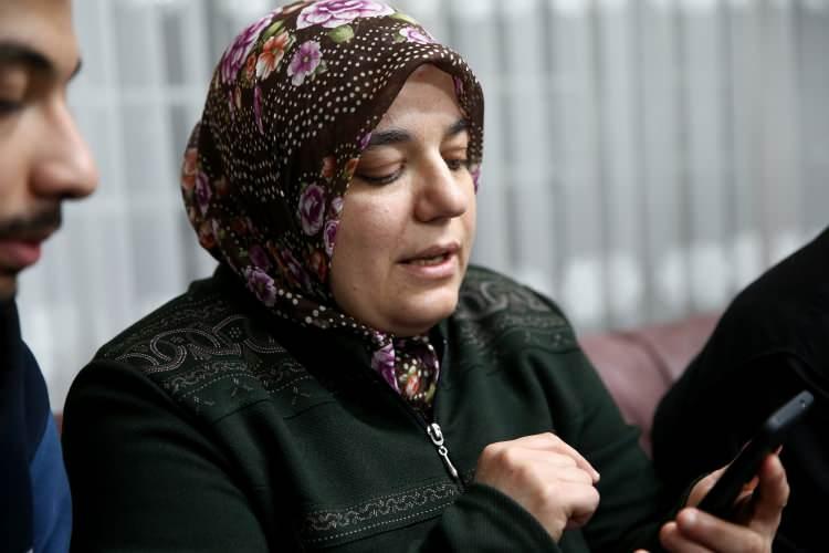 <p>Enkaz altında hiç çıkamayacağını sandığını vurgulayan Çelik, enkaz altındayken UMKE görevlisi Emine Kuştepe'yle telefonla görüştüğü anları anımsattı.</p>

<p>Kuştepe'yle görüştüğü cep telefonunu gösteren Çelik, "Eşimin telefonunda sabah ezanı kuruluymuş. Ezan saatinde telefon çaldı. Ben vestiyerin altında kalmıştım, telefonda vestiyerdeydi. Daracık yerde telefonun ışığı ve sesine yönelerek telefona ulaştım. Daha sonra ben 112'yi aradım onlar da beni Kuştepe'ye yönlendirdi." diye konuştu.</p>
