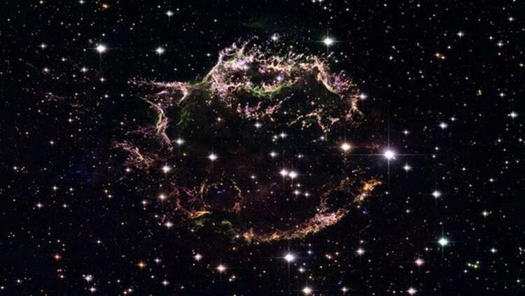 <p>Yıldız, yalnızca 8 ila 10 milyon yaşında. G&uuml;neş ise 4.5 milyar yaşında. Ama Betelgeuse n&uuml;kleer yakıtını olağan&uuml;st&uuml; bir hızla t&uuml;ketiyor.</p>
