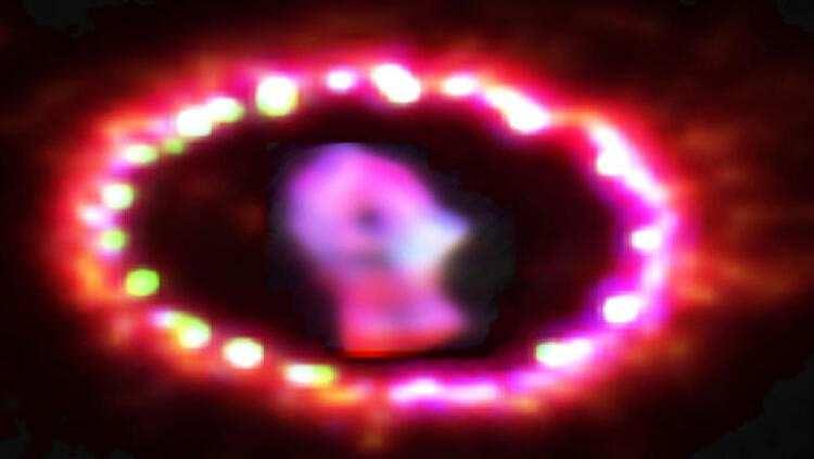 <p>Ama aksi g&ouml;r&uuml;şte olanlar da var. BBC'ye konuşan York &Uuml;niversitesi'nden astrofizist Emily Brundsen, Betelgeuse'&uuml;n D&uuml;nya'dan bakıldığında parlaklığının değişken olduğunu s&ouml;yl&uuml;yor:</p>

<p>&nbsp;</p>
