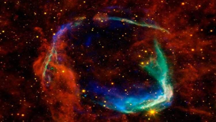 <p><span style="color:#FFD700">Patlamada ne olur?&nbsp;</span></p>

<p>S&uuml;pernova, yıldızların &ccedil;ok b&uuml;y&uuml;k bir enerji a&ccedil;ığa &ccedil;ıkararak g&uuml;&ccedil;l&uuml; bir şekilde patlamasıdır. Fark edilmemesi imkansız zira D&uuml;nya'ya &ccedil;ok yakın ger&ccedil;ekleşecektir.</p>
