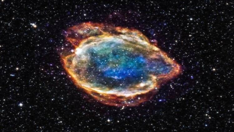 <p>İyi haber, G&uuml;neş'in Betelgeuse'e kıyasla patlama ihtimalinin &ccedil;ok daha az olması zira hala &ccedil;ok daha k&uuml;&ccedil;&uuml;k. Ama G&uuml;neş'in şişip birka&ccedil; milyar yılda Merk&uuml;r'&uuml;, Ven&uuml;z'&uuml; ve D&uuml;nya'yı yutacağı &ouml;ng&ouml;r&uuml;s&uuml; de yapılıyor.</p>

<p>&nbsp;</p>
