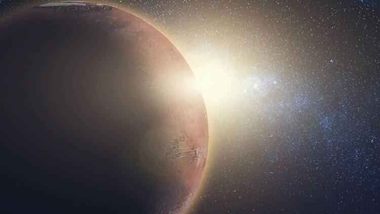 <p>Bu da, Betelgeuse'&uuml;, G&uuml;neş'ten sonra y&uuml;zeyi ayrıntılı incelenebilecek tek yıldız yapıyor. Betelgeuse s&uuml;pernovası, bilim insanlarına 'yakından ve kişisel olarak' &ccedil;ok değerli bir g&ouml;zlem şansı sunuyor. Aynı zamanda yıldız g&ouml;zlemcileri i&ccedil;in de muhteşem bir şov izleme imkanı sunuyor.</p>

<p>&nbsp;</p>
