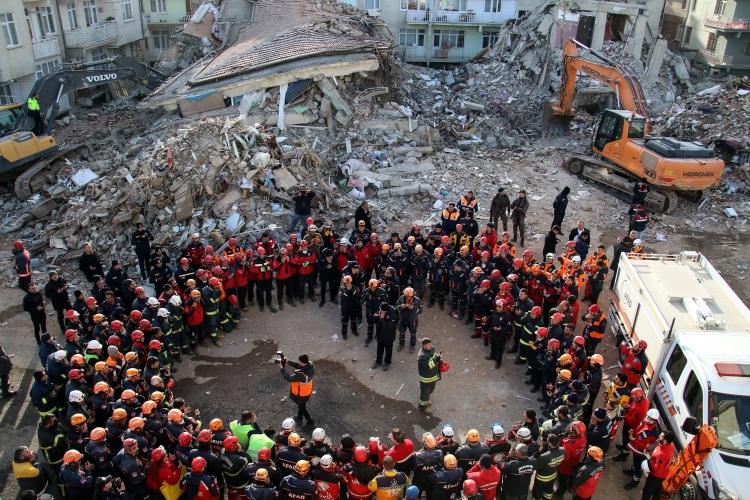 <p>Öte yandan, enkaz kaldırma çalışması yapılacak olan bölgede ekiplerin her ihtimale karşı son kontrolleri yapacakları belirtildi.</p>