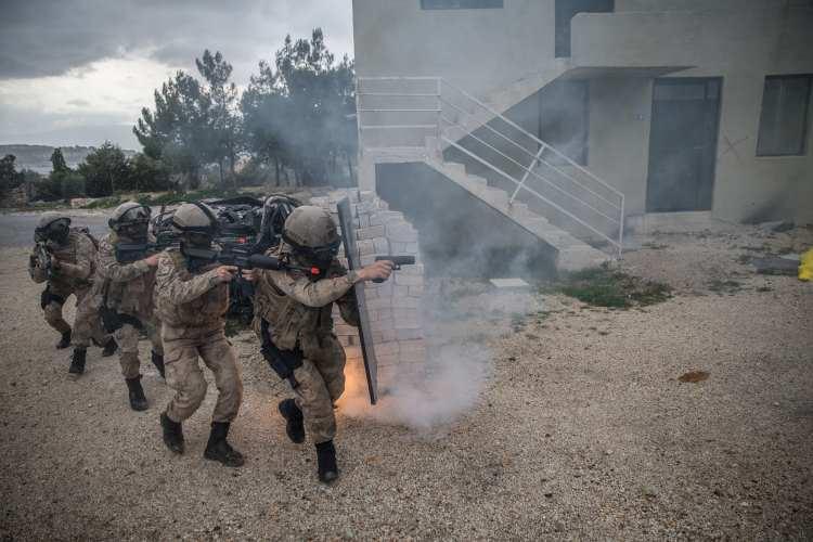 <p>Yaklaşık 5 ay süren kurs sonunda kadın astsubaylar 271 kilometre koşuyor, 1110 kYaklaşık 5 ay süren kurs sonunda kadın astsubaylar 271 kilometre koşuyor, 1110 kilometrenin üzerinde yürüyor ve 61 gece arazide kalıyor.</p>
