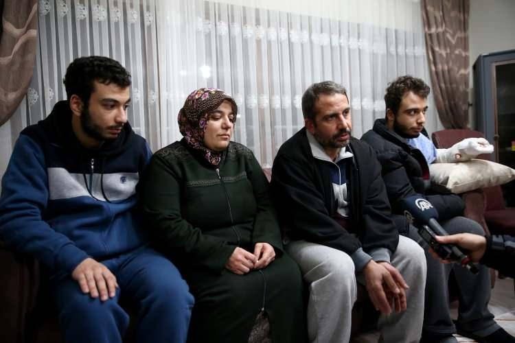 <p> Elazığ'daki depremde Mustafa Paşa Mahallesi'ndeki binanın enkazından 17 saat sonra yaralı kurtarılan Azize Çelik ile ailesi, tedavilerinin ardından kendilerine depremde evleri yıkılmasından dolayı hak sahibi olmaları nedeniyle verilen daireye yerleşti.</p>
