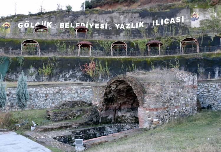 <p>"2013 yılının mayıs ayından itibaren baktığımızda ise yaklaşık 600 bin kişi tesislerimizden yararlandı. Gölcük donanma kenti ama bir yandan da ilçemiz turizm kenti. Ilıca tesislerimiz belediyemiz tarafından işletiliyor. Değirmendere Yalı Evleri, Eriklitepe Tabiat Parkı, Kervansaray, Sultan Baba Türbesi, Saraylı'da tarihi evlerimiz ve ılıcamız var. Gölcük gezilmesi ve görülmesi gereken önemli bir yer." </p>
