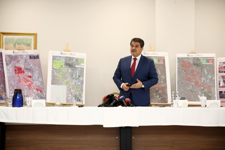 <p>İstanbul Büyükşehir Belediyesi, en yükseği 6 kat olan, tamamen yatay mimari olarak yapımı devam eden ve Esenler'de imara kapalı alanda yaşayıp hiçbir şekilde evini dönüştüremeyecek vatandaşların hayatını kurtaracak kentsel dönüşüm projesini durdurmak için mahkemeye dava açtı.</p>
