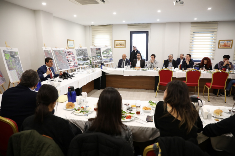 <p>Kentsel dönüşümün önünde çok ciddi engeller var diyen Göksu, bunlardan birinin de siyasi pragmatizm olduğunu açıkladı. Göksu, <strong>"Çocuklarımızın hayatı ve geleceği söz konusuyken siyasi pragmatizm toplumsal geleceğin önüne geçiyor" d</strong>edi ve İBB'nin bu hayati dönüşüme engel olduğunu belirtti.</p>

