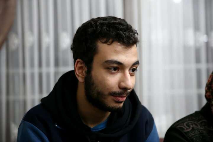 <p>Azize Çelik'in 22 yaşındaki oğlu İnşaat Mühendisliği bölümü öğrencisi Muhammet Faruk Çelik ise deprem anında kardeşine sarıldığını, dua ettiğini söyledi. Azize Çelik, yeni evinin mutluluğunu ilk olarak, enkaz altındayken telefonla görüştüğü UMKE Görevlisi Kuştepe'yle paylaştı. Çelik, Kuştepe'yi telefonla arayarak yeni evine kavuştuğunun müjdesini verdi. Emine Kuştepe ise en kısa sürede Azize Çelik ve ailesini ziyaret edeceğini söyledi.</p>

<p> </p>
