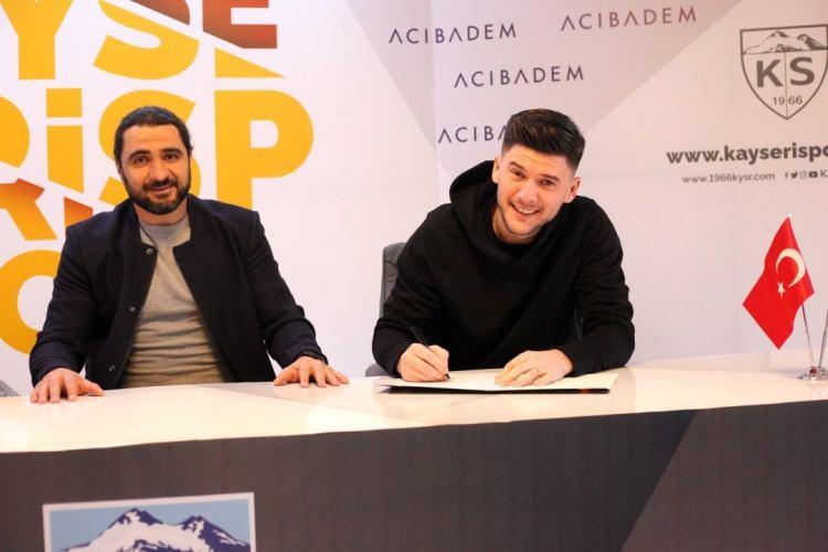 <p>44. Cristian Sapunaru (defans) - Kayserispor</p>
<p>Hes Kablo Kayserispor, 35 yaşındaki stoper Cristian Sapunaru ile 1.5 yıllık anlaşma sağladı.</p>