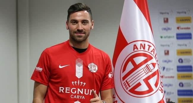 <p>35. Sinan Gümüş - Antalyaspor</p>

<p>Antalyaspor, İtalya`nın Genoa takımından ayrılan Sinan Gümüş`ü kadrosuna kattı. 26 yaşındaki golcü oyuncu Sinan Gümüş, kendisini kırmızı-beyazlı renklere bağlayan 6 aylık sözleşmeyi imzaladı.</p>
