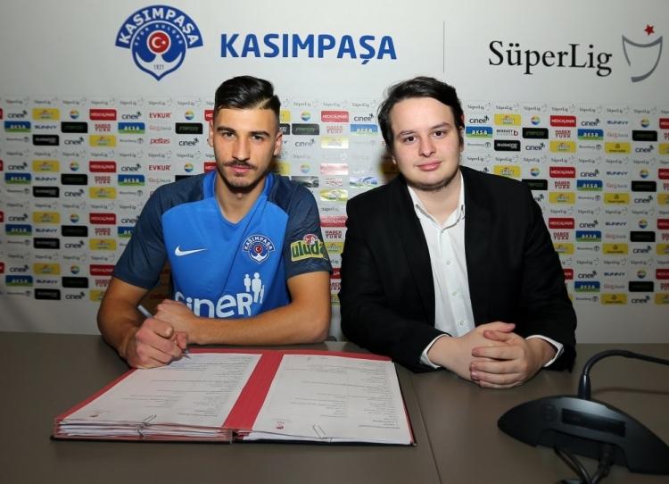 <p>34. Berk Çetin (Sol bek) - Kasımpaşa</p>
<p>Kasımpaşa, Almanya`nın Borussia Mönchengladbach takımından 19 yaşındaki sol bek oyuncusu Berk Çetin ile 3.5 yıllık sözleşme imzaladı.</p>