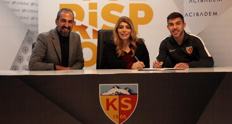 <p>24. Oğuzhan Çapar (Stoper) - Hes Kablo Kayserispor</p>
<p>Hes Kablo Kayserispor, son olarak TFF 1. Lig temsilcisi Balıkesirspor`da top koşturan 23 yaşındaki defans oyuncusu Oğuzhan Çapar`ı 2,5 yıllığına transfer etti.</p>
