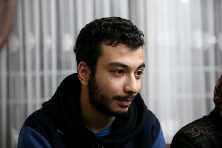 <p>Azize Çelik'in 22 yaşındaki oğlu İnşaat Mühendisliği bölümü öğrencisi Muhammet Faruk Çelik ise deprem anında kardeşine sarıldığını, dua ettiğini söyledi.</p>

<p>Muhammet Faruk Çelik, "Dışarı çıkmak istedik ama kapı açıldı. Balkona çıkmak istediğimde bina çöktü. Ondan sonrasını hatırlamıyorum. Gözlerimi açtığımda enkazın altında buldum. Yeni evimize kavuşmaktan dolayı çok mutluyum. Bizi kapıda bakanlarımız karşıladı. Onlara teşekkür ediyorum. Geçen hafta bu zamanlar deprem oluyordu, şimdi yeni evimizdeyiz." dedi.</p>
