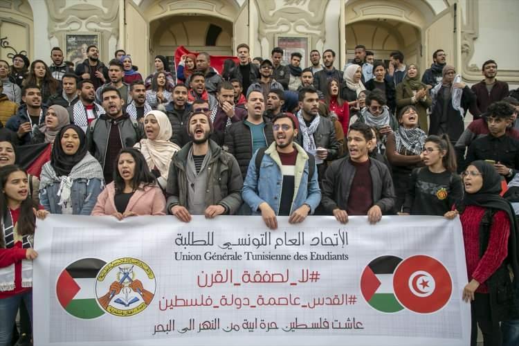 <p>Yemen'in başkenti Sana'da ve Tunus'ta toplanan binlerce kişi, ABD Başkanı Donald Trump'ın sözde barış planını protesto etti. Göstericiler, dev Filistin bayrağı taşıdı.</p>