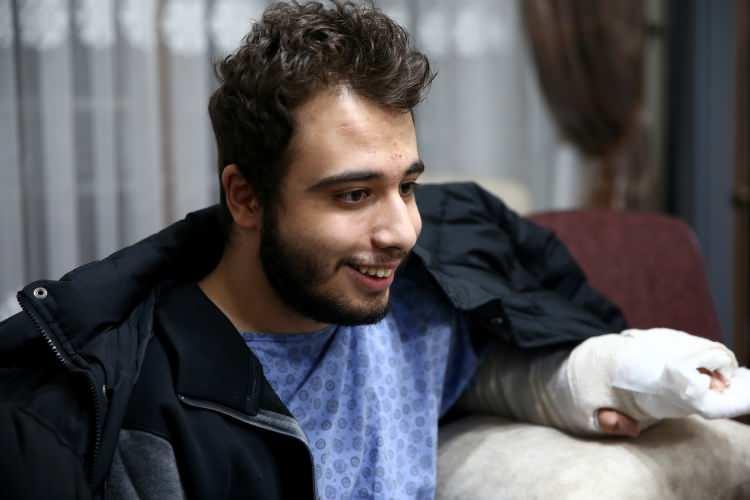 <p>- "Yeniden ailemle bir aradayım"</p>

<p>Cengiz Çelik, "Enkaz altında kaldığımızda kurtulacağımızı umut etmiyorduk. Allah bize yeni bir şans ve hayat verdi. Devletimize, Cumhurbaşkanımıza, bakanlarımıza teşekkür ediyorum. Yeniden ailemle bir aradayım." diye konuştu.</p>
