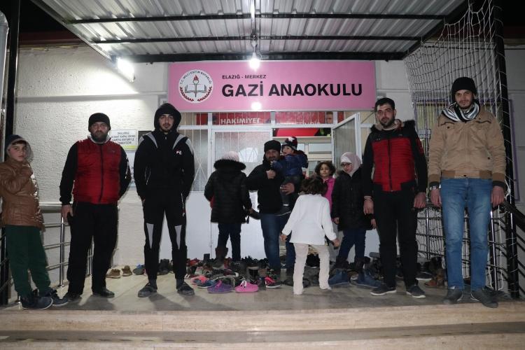 <p>- "Bize çok iyi davranıyorlar"</p>

<p>11 yaşındaki Ömer Faruk da deprem sırasında büyük korku yaşadığını dile getirerek, "Kaldığımız bu okulda öğretmenler bize oyun oynatıyor. Buradaki öğretmenler bizi çok seviyor. En yakın zamanda evimize gitmek istiyoruz. Öğretmenlerimize teşekkür ediyorum. Bize çok iyi davranıyorlar." ifadelerini kullandı.</p>
