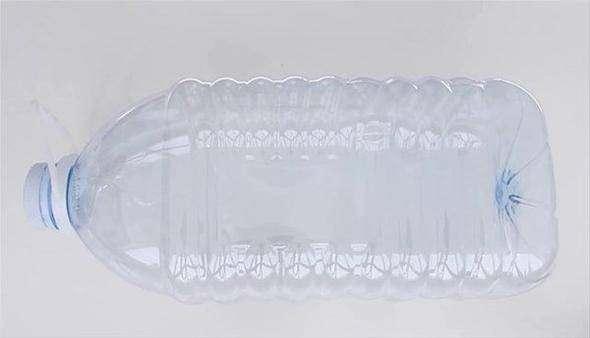 <p>&Ouml;nce 5 litrelik su şişesini alarak bu şişeyi belirli bir &ouml;l&ccedil;&uuml;de delmek gerekiyor...</p>
