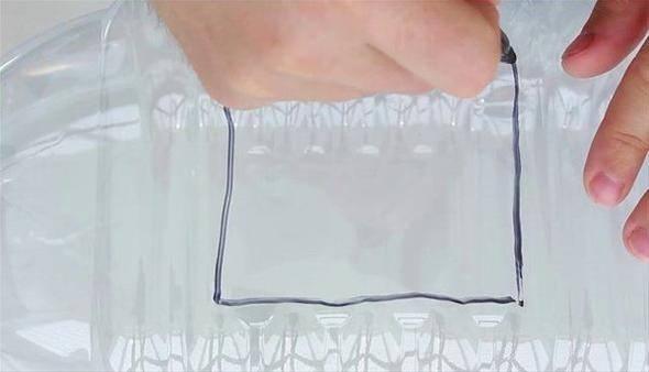 <p>Pet şişe &uuml;zerindeki işlemlerin ardından ise k&uuml;rdanların yerleştirilmesi i&ccedil;in iplerin &ccedil;ekilmesi gerekiyor...</p>
