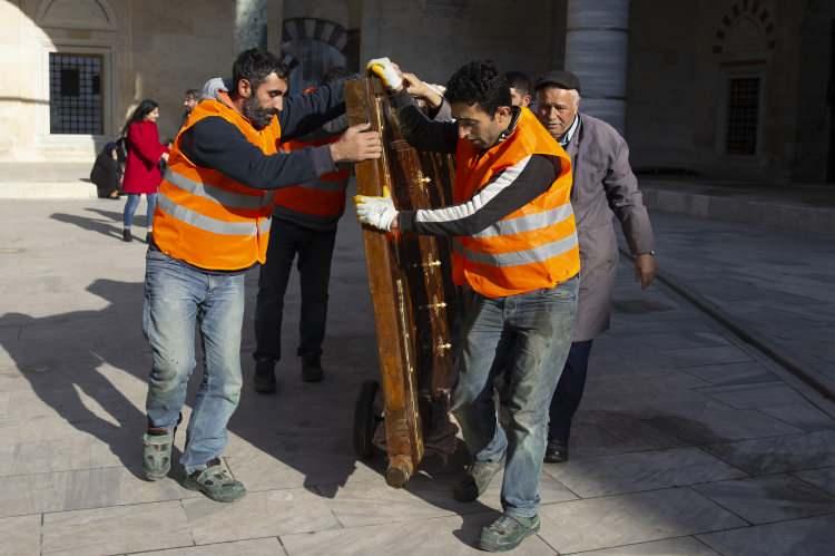 <p>Ekip, atölye ortamında Üç Şerefeli Cami'nin kapıları üzerinde çalışmaya başladı. Bir kanadı 5 metre yüksekliğinde ve 250 kilogram ağırlığındaki kapılar özenle menteşelerinden sökülüp atölyeye taşındı. </p>