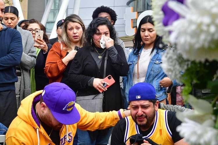 <p>Dünyayı şoka uğratan haberin ardından Kobe Bryant'ın sevenleri, efsaneleştiği Staples Center'ın önüne koştu.</p>

<p>Salonun önüne çiçekler bırakılırken bazı Los Angeles Lakers taraftarı baygınlık geçirdi. Haberi alır almaz Staples Center'ın giriş bölümüne gelen taraftarlar gözyaşlarına hakim olamadı.</p>

<p> </p>
