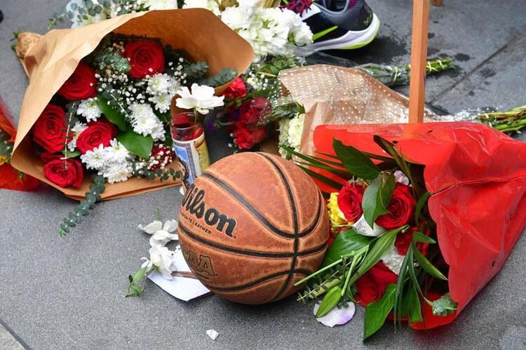 <p>Çiçeklerle birlikte basketbol topları salonun önüne bırakıldı.</p>

<p> </p>
