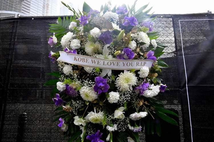 <p>KOBE BRYANT KİMDİR? </p>
<p>Lakabı Black Mamba olan Kobe Bean Bryant, 23 Ağustos 1978’de doğdu.Bryant liseden mezun olduktan sonra üniversiteye gitmeden direkt NBA'ye Lakers'a adımını atmış ve tüm kariyerini bu kulüpte sürdürmüştür. Lise yıllarında Wilt Chamberlain'in 4 yıllık toplam sayı rekorunu kıran Kobe 1996 NBA Seçmeleri'nde Charlotte Hornets tarafından 13. sıradan draft edilse de sonra Lakers'a takas edilmiştir.</p>