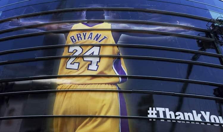 <p>NBA tarihinde bir maçta 100 sayı atan Philadelphia 76ers'in efsane pivotu Wilt Chamberlain'den sonra 2005-2006 normal sezonunda Toronto Raptors'a karşı attığı 81 sayı ile bu alanda 2.sıradadır. NBA'deki başarılarına 2007-2008 normal sezonda NBA En Değerli Oyuncu Ödülünü de kattı. Çinde düzenlenen 2008 Pekin Olimpiyatları'nda Amerika Birleşik Devletleri millî basketbol takımı ile şampiyon olarak altın madalya sahibi oldu. Ayrıca 2012 Londra Olimpiyatları'nda da millî takımıyla altın madalya elde etmiştir.</p>
<p> </p>