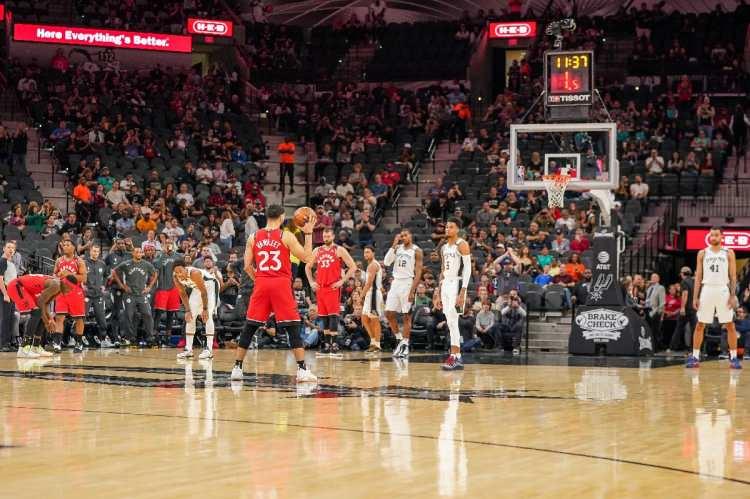 <p>San Antonio Spurs ve Toronto Raptors oyuncuları, 24 numaralı Kobe Bryant için 24 saniye hücum süresini kullanmadı. (Reuters)</p>
