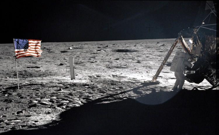 <p>Bir fotoğrafta, Apollo 11'in indiği yerde yüzeyde bıraktığı izler, hatta ay modülünün kalıntıları görülüyor.LRO ayrıca, mürettebatın diktiği bayrakların hala durduğunu gösterdi ve bayrakların yerdeki gölgelerini tespit etti. Hâlâ ayakta olmayan tek bayrak ise, Buzz Aldrin'in modül kalkarken motorun eksozuyla devrildiğini söylediği bayrak.</p>

<p> </p>
