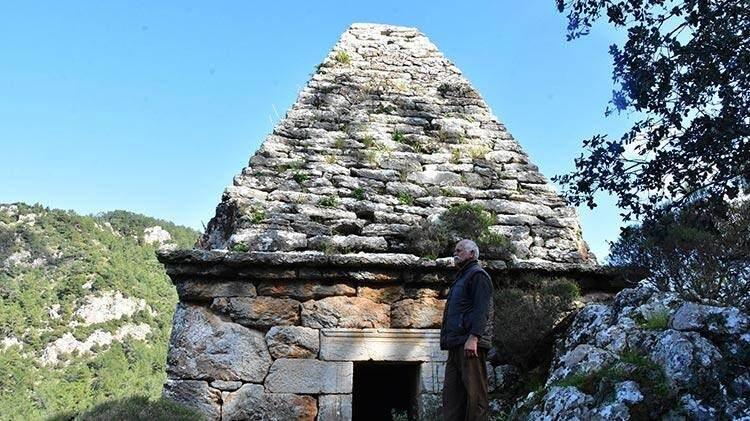 <p>Marmaris'teki Turgut Mahallesi'nde halkın türbe zannedip, 'Çağ Baba' adını verdiği yapının, araştırmalar sonucunda M.Ö. 3'üncü yüzyılda savaşçı Diagoras ve eşi Aristomakha için yapılan piramit mezar olduğu ortaya çıktı. Türkiye'deki tek piramit mezar olarak bilinen tarihi yapının defineciler tarafından talan edildiği de belirlendi.</p>

<p> </p>
