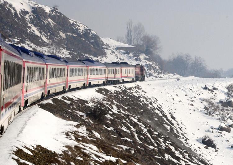 <p>Kayseri Kadir Has Ortaokulu rehber öğretmeni Canan Korkmaz da ilk kez Vangölü Ekspresiyle yolculuk yaptığını bildirerek, "Tren çok konforlu. Gayet güzel ve neşeli bir yolculuk oldu. Keyifliyiz. Yarıyıl tatili olması nedeniyle çok güzel bir ortam ve bizim için iyi bir değişiklik oldu." ifadelerini kullandı.</p>
