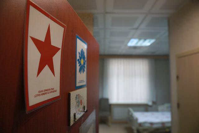 <p>Ankara Zekai Tahir Burak Kadın Sağlığı Eğitim ve Araştırma Hastanesi’ne getirilen 62 kişi, 14 gün boyunca kontrol altında tutulacak. Öte yandan hazırlanan hastane odalarının görüntüleri paylaşıldı.</p>
