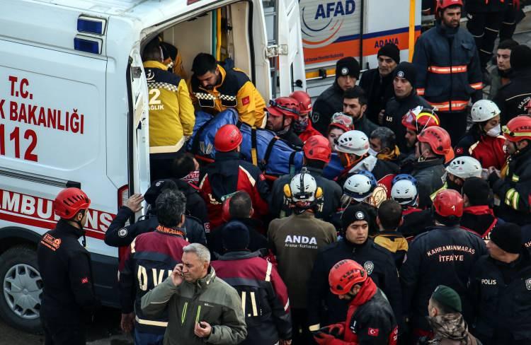 <p>Çalışmanın tamamlanmasıyla bir araya toplanan arama kurtarma ekipleri hayatını kaybedenler için dua etti.</p>