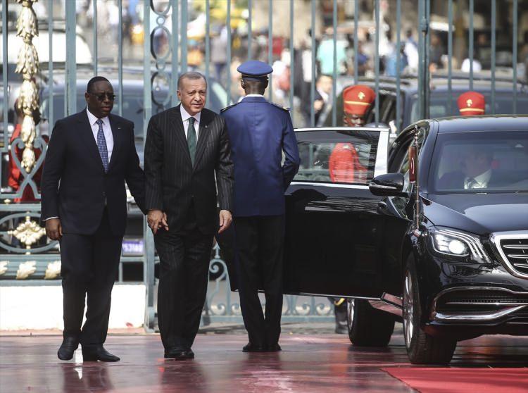 <p>Başkan Recep Tayyip Erdoğan,  Afrika turuna çıktı. Erdoğan, bu kapsamda Cezayir, Gambiya ve Senegal'i ziyaret etti. Ziyaret 3 gün sürdü. İşte dikkat çeken kareler...</p>
