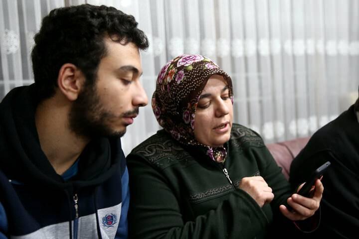 <p>Depremin yaşandığı saatlerde kendisine yeni evin verildiğine işaret eden Çelik, Allah bir yandan aldı, bir yandan geri verdi. dedi.</p>
<p> </p>
