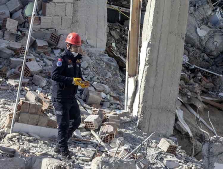 <p>Enkazda çalışma yapan bir arama kurtarma görevlisi, bulduğu Kuran-ı Kerim'i yıkılan binadan çıkardı.</p>

<ul>
</ul>

<p> </p>
