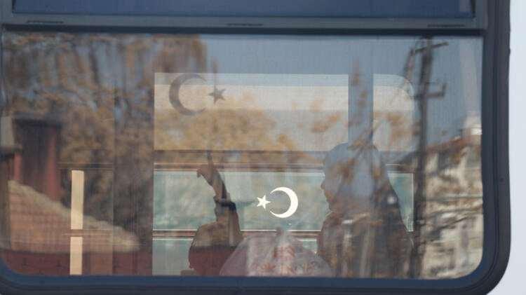 <p>Depremzede Murat Sert, aslen Tokatlı olduğunu, Elazığ'da çalıştığını belirterek, depremde evinin zarar gördüğünü, bu nedenle çocuklarıyla Tren Garı'na sığındıklarını söyledi.</p>
<ul>
</ul>
<p> </p>
