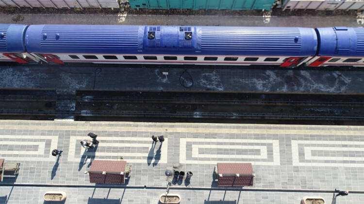 <p>Konaklama trenine, depremde evleri zarar gören aileler yerleştirilecek. İki ailenin rahatlıkla konaklayabileceği ve bir evi andıran vagonlarda, yatak odası, koltuk takımı, eşya dolabı, mutfak, buzdolabı, fırın, yemek masası, çamaşır ve bulaşık makinesi, klima, televizyon, tuvalet ve banyo bulunuyor.</p>
<ul>
</ul>
<p> </p>