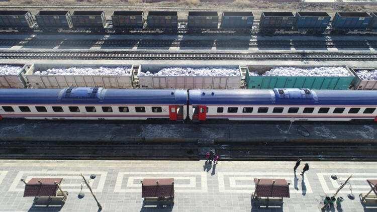 <p>Marmarisliler ve kentte yerleşik yaşayan yabancılar, battaniye, kışlık giyim ve ayakkabı, bisiklet, çocuk bezi ve kadın pedlerinden oluşan yardımlarını ulaştırdı.</p>

<ul>
</ul>

<p> </p>
