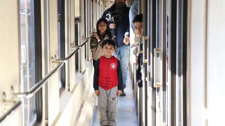 <p>Üç poşet kışlık sıfır giyecek getiren esnaf Mehmet Durmaz ise, "Bizler bugün için varız. Tek iyi günde değil böyle durumlarda kenetlenmeliyiz, bir olmalıyız" dedi.</p>
<ul>
</ul>
<p> </p>