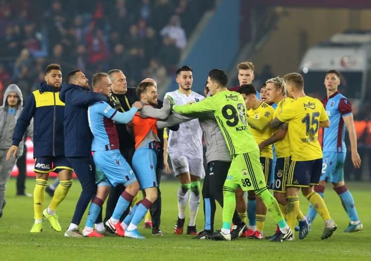 <p>Süper Lig'de Trabzonspor ile Fenerbahçe'nin karşılaştığı maçın ardından kısa süreli gerginlik yaşandı.</p>
