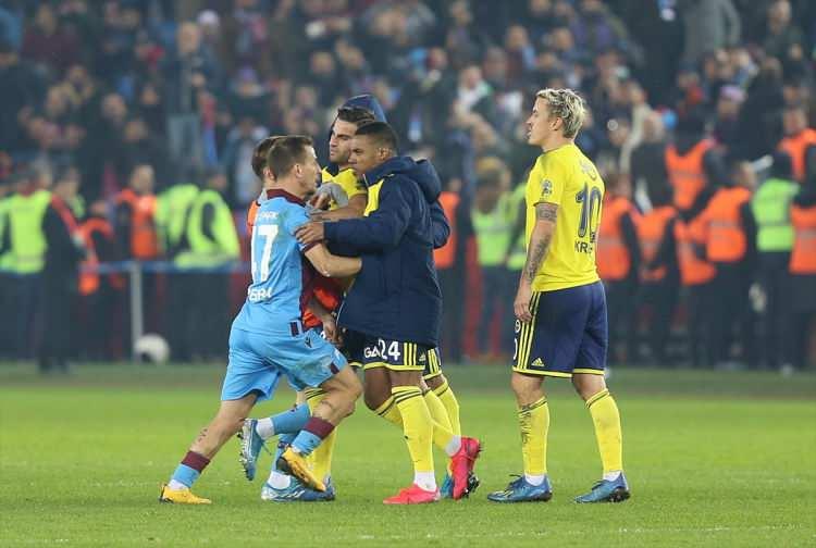 <p>2-1 Trabzonspor galibiyetiyle son bulan maç sonrası iki takım oyuncuları arasında tartışma çıktı.</p>
