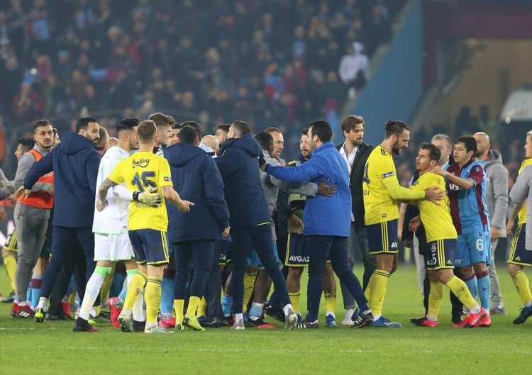 <p>Trabzonspor'un 2-1'lik üstünlüğüyle biten maç sonrası orta sahada iki takım futbolcuları arasında gergin anlar yaşandı. </p>
