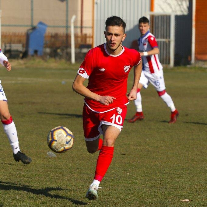 <p>ERKAN SÜER </p>

<p>Yeni Takımı:Galatasaray<br />
Eski Takımı: Bolusspor</p>
