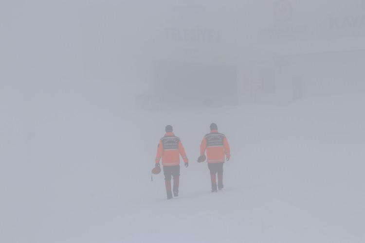 <p>Arama-kurtarma konusunda her türlü bilgi, birikim ve ekipmana sahip askeri personelden oluşan JAK timi, kar kalınlığının 1,5 metre olduğu ormanlık alanda tatilcilerin huzurunu ve can güvenliğini korumak için belli aralıklarla arama ve kurtarma tatbikatı gerçekleştiriyor.</p>