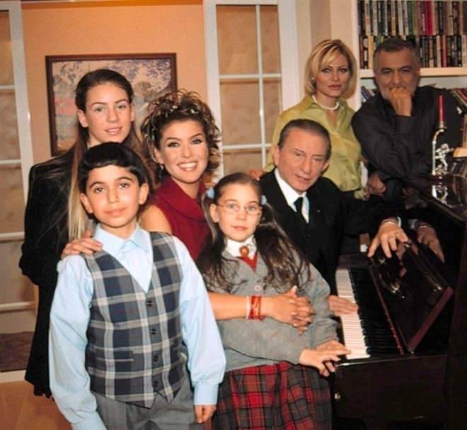 <p>2000 yılından 2003'e kadar devam eden Dadı dizisiyle ilk oyunculuk deneyimini yaşadı. Bu diziyle, Jetix Çocuk Ödülleri'nden En İyi Kadın Oyuncu Ödülü'nü kazandı.</p>