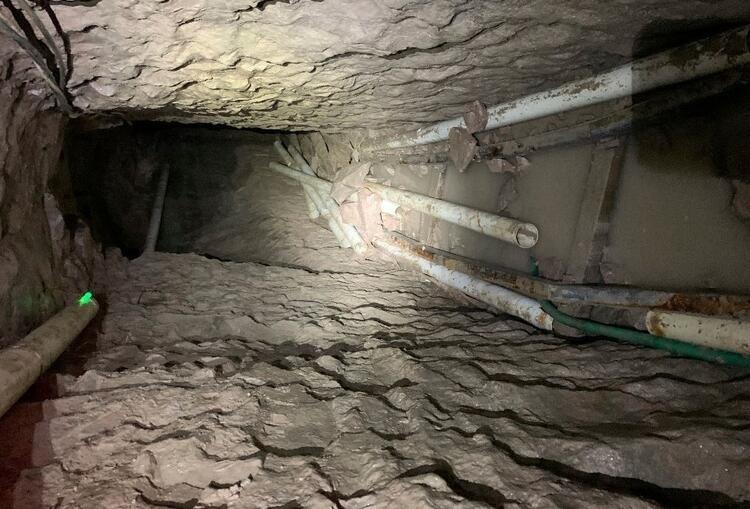<p>1313 metre uzunluğundaki tünelde bir asansör, demiryolu hattı, drenaj ve hava havalandırma sistemi ile yüksek voltajlı elektrik kabloları da bulunuyor.</p>
<ul>
</ul>
<ul>
</ul>