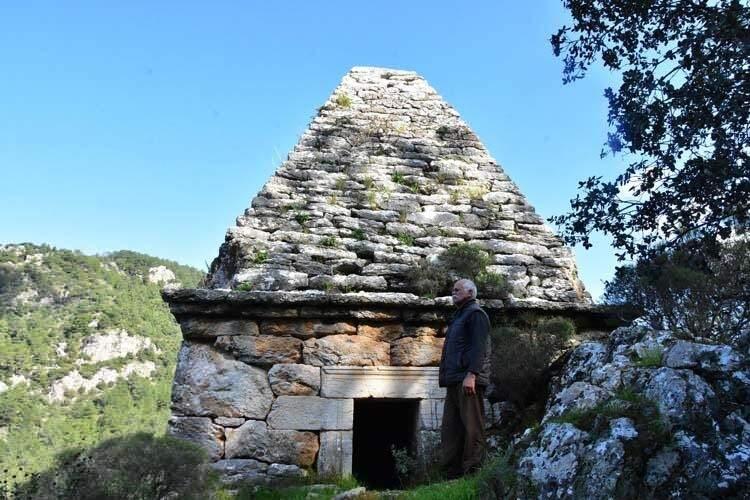 <p>Çünkü bu, savaşta ölen 'Diagoras' isimli bir adamın ve örnek çocuklar yetiştirmesiyle kocasına sadakat anlayışıyla herkesten üstün, babasının Aristomakha olarak isimlendirdiği tanrılarla kıyaslanası karısının mezarıdır."</p>
<ul>
</ul>
