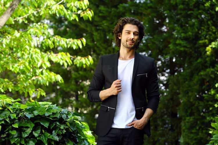 <p><span style="color:#800080"><strong>Alp Navruz'un Oynadığı Diziler</strong></span></p>
<p><strong>-</strong> Zümrüdüanka / Serhat / 2020<br />
Elimi Bırakma / Cenk Çelen / 2018-19<br />
<strong>-</strong> Fazilet Hanım ve Kızları / Sinan Egemen / 2017<br />
<strong>- </strong>Arkadaşlar İyidir / Berke / 2016</p>